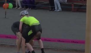 Zeci de cupluri din 12 ţări au participat la Campionatul Mondial de Cărat Neveste, în Finlanda