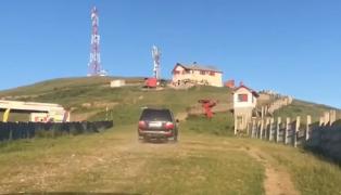 Un bărbat a intrat cu maşina pe pârtia Sorica, din Azuga