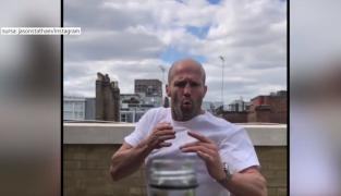 Provocarea în care oamenii deschid capacele sticlelor cu piciorul