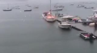 Iaht lovit de trăsnet în timpul unei furtuni puternice, într-un port din Boston
