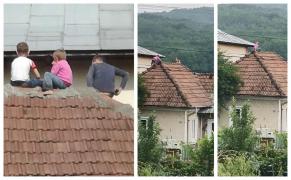 Trei copii de 3, 5 şi 6 ani, filmaţi jucându-se pe acoperişul unei case din Râmnicu Vâlcea (Video)
