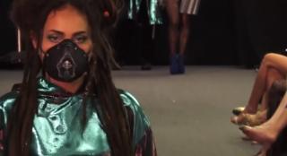 Defilarea viitorilor designeri români. Creațiile tinerilor, sub lupa expertului Alin Gălățescu