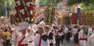 Sute de femei au defilat cu coşuri uriaşe ornate cu flori pe străzile oraşului Tomar, în Portugalia