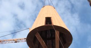 A fost montată noua turlă de pe Palatul Episcopal din Oradea, mistuit de flăcări