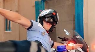 #Bottlecapchallenge. Pompierii şi poliţiştii răspund provocării dopului de sticlă (Video)