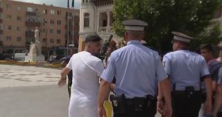 Întâlnirea unui vlogger cu fanii a creat isterie la Buzău. Aventura s-a încheiat în duba poliţiei