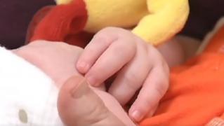 O mamă a născut bebeluşii altor părinţi, după o încurcătură la o clinică de fertilizare