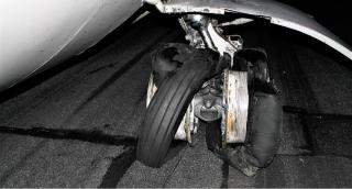 Avionul ale cărui roţi au explodat pe Otopeni reintră în circuit