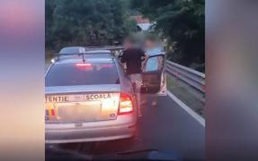 Nervos pe un şofer cu numere de Anglia, un bărbat a încercat să facă legea pe DN1 cu pistolul