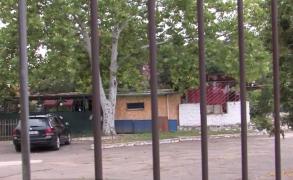 Zeci de turişti cazaţi într-un camping din Băile Felix, obligaţi să părăsească terenul din cauza unei executări silite