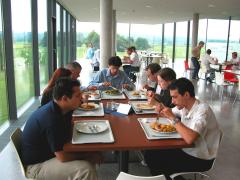 Bilanţ îngrijorător. Hotelierii sunt nevoiţi să arunce zilnic, tone de mâncare la gunoi