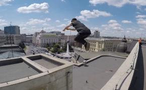 Antrenamentul unor tineri francezi ași în Parkour i-a speriat pe trecători în București