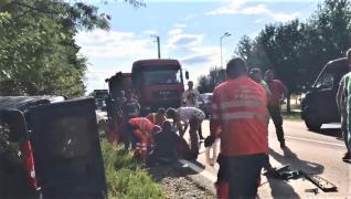 Dubiţă cu muncitori, spulberată de un TIR, în Prahova (Video)