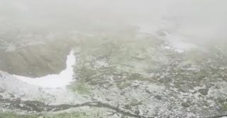 Pe crestele munţilor ninge ca în prag de iarnă