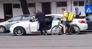 Biciclist bătut în trafic de șoferul unei mașini de lux, în București
