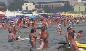 Litoralul e plin de turiști în acest weekend, în ciuda vremii capricioase