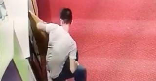 Tânăr din Vaslui, filmat în timp ce fura dintr-o casă de marcat