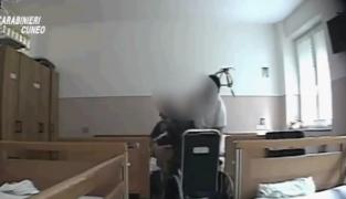 Două infirmiere românce din Italia, filmate în timp ce lovesc bătrâni într-un azil