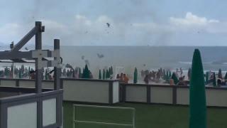 Tornadă în Italia, pe o plajă plină de turiști. Oamenii au fugit panicați (Video)