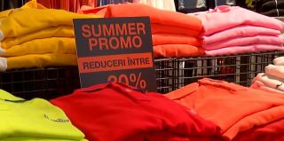 Tot mai mulți oameni aleg să își cumpere haine în rate (Video)