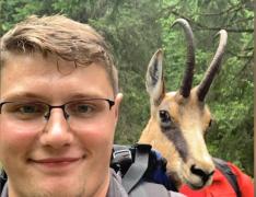 Doi salvamontişti, tată şi fiu, au cărat în spate o capră neagră care avea un picior fracturat