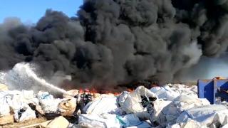 Primele imagini cu incendiul la un depozit de deșeuri din Bihor. Mesaj Ro-Alert pentru localnici (Video)