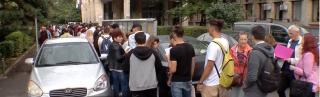 Mii de tineri, ore întregi la cozi interminabile pentru a se înscrie la facultăţi