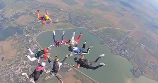 Nouă tinere şi-au transformat pasiunea într-un stil de viață. Parașutism de la 4.000 de metri înălţime