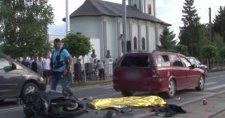 Un tânăr pe scuter şi-a găsit sfârşitul, după ce a frânat târziu şi s-a izbit de o maşină, în Dumbrăveni