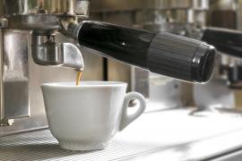 O cană cu cafea înseamnă porția zilnică de energie. Diferenţa dintre un băutor şi un pasionat