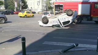 Mașină de Poliție în misiune, lovită și răsturnată pe o trecere de pietoni, în București (Video)