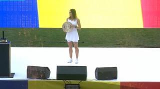 Simona Halep a prezentat trofeul de la Wimbledon pe Arena Naţională: "Să împărţim acest trofeu, pentru că este al nostru, este al ţării"