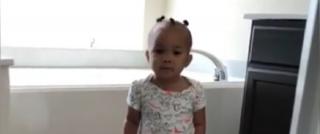 O fetiţă de un an face instrucţie cu tatăl ei, deşi încă nu vorbeşte