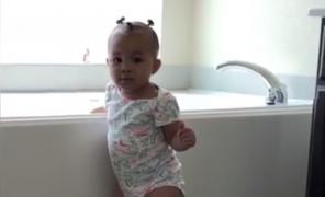 Dialogul unui tată cu fiica lui de un an face deliciul internauţilor (Video)