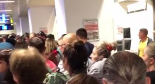 Haos şi cozi uriaşe pe Aeroportul Henri Coandă. Zeci de oameni au rămas blocaţi după controlul de securitate
