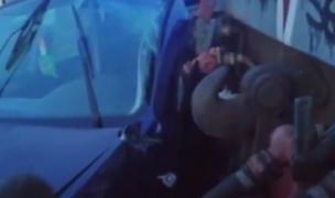 O familie a scăpat ca prin minune după ce maşina în care se afla a fost lovită de tren, în Olt