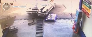 Accident surprins de camere în Petroşani. A intrat cu maşina în plin într-o spălătorie auto