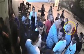 Un interlop din Craiova zis "Ventura" înregistrat de camere cum loveşte cu capul în gură patronul unei terase (Video)