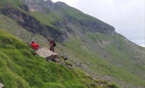 Un copil de 9 ani şi bunicul său au rămas blocaţi pe munte, în Făgăraş