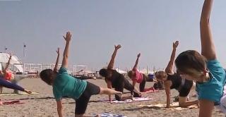 Vacanţa pe litoral trece la un alt nivel. Terapie şi clase de yoga la malul mării