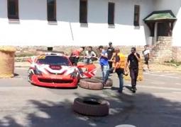Fotograf spulberat de un Ferrari, la raliul de la Sinaia (Video)
