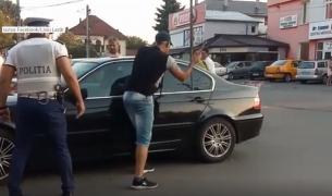 Intervenţie pentru scoaterea unei fetiţe lăsată de bunici într-o maşină