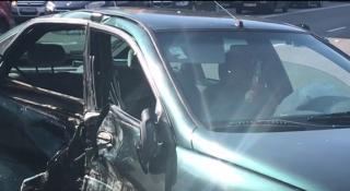 Motociclist spulberat de un șofer neatent, în parcarea unui magazin din Cluj