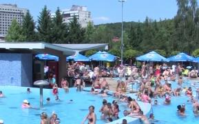 Rozul, tema unei petreceri de pomină, la piscinele cu ape termale din Bihor