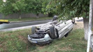 Un tânăr a pierdut controlul şi s-a rostogolit cu BMW-ul pe şosea, în Dâmboviţa, pe o ploaie puternică (Video)