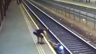 Bărbatul din Vaslui împins pe calea ferată de falsele măicuțe, salvat de un tânăr