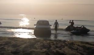 Amendă de 10.000 de lei pentru şoferul cu Mercedes blocat în mare, în Mamaia
