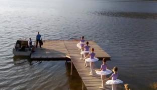 15 fete învață să devină balerine, la o tabără de vară, la Lacul Colibița