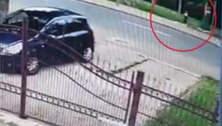 Copil salvat miraculos din faţa unui bolid scăpat de sub control, la Iaşi