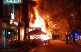 Incendiu de proporţii la un restaurant din Galaţi: 'Muream în casă asfixiaţi'